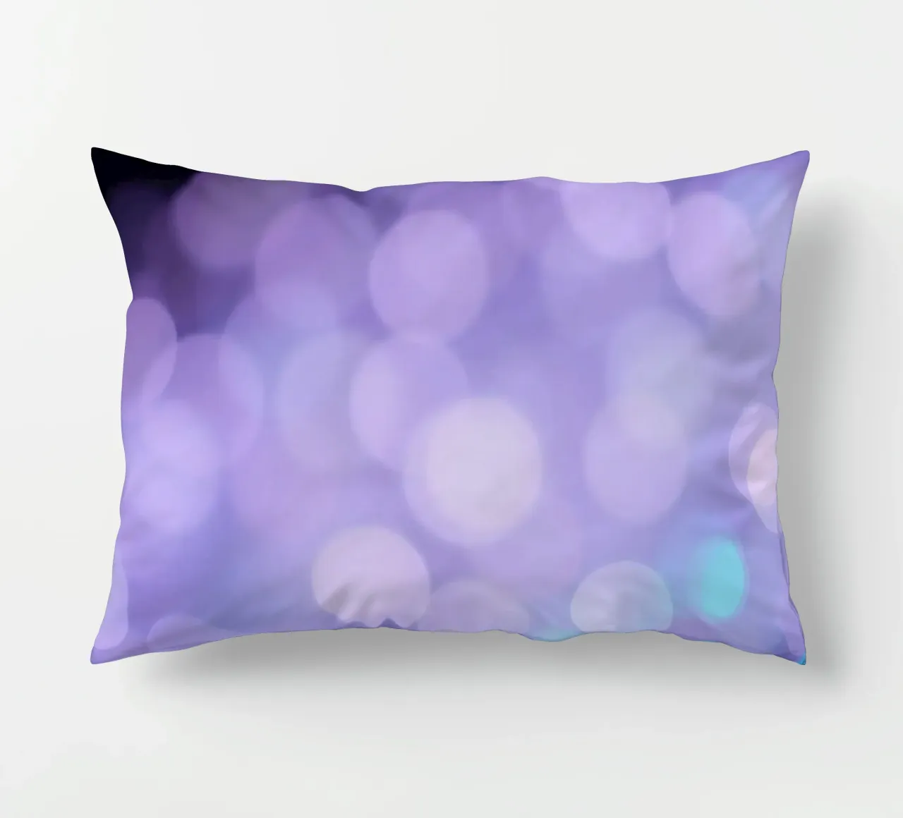 Sfondo bokeh con luci soffuse viola e blu cuscino da DesignDoodle