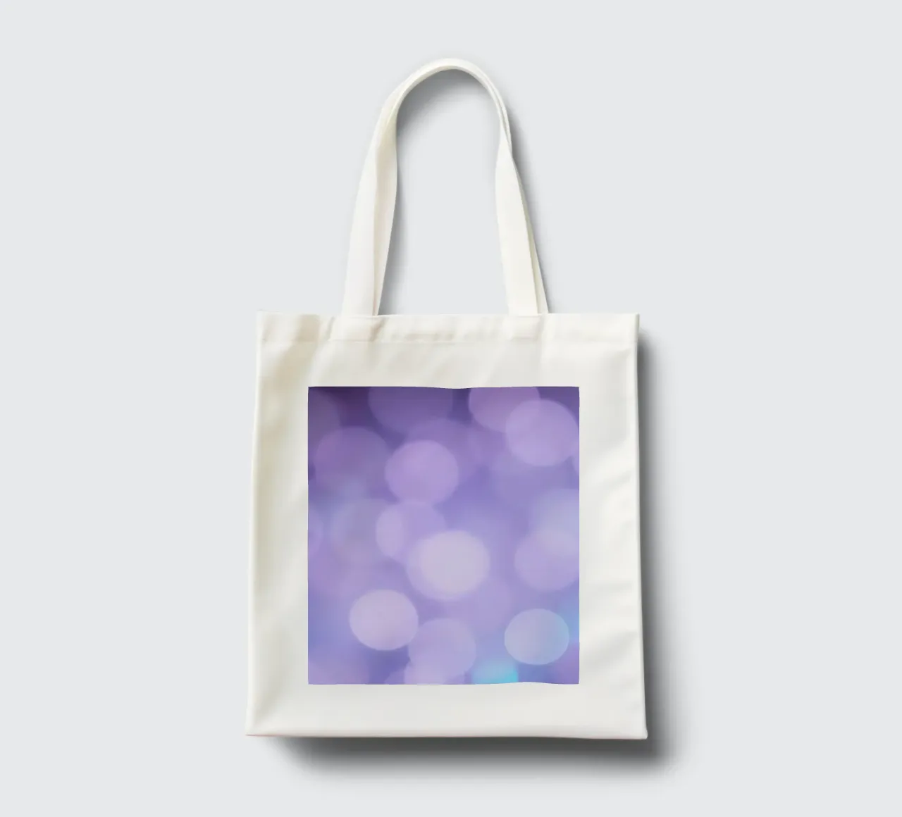 Sfondo bokeh con luci soffuse viola e blu borsa in juta da DesignDoodle