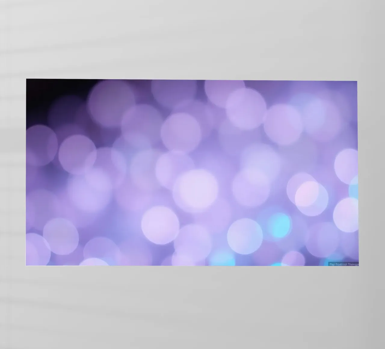 Sfondo bokeh con luci soffuse viola e blu pellicola backlit da DesignDoodle