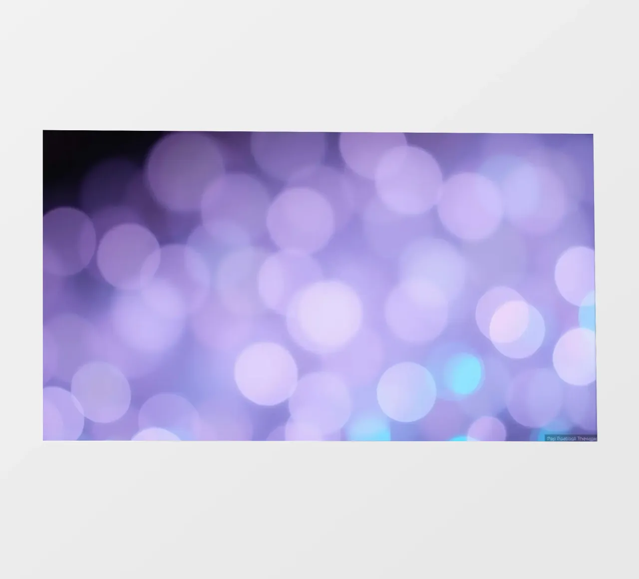 Sfondo bokeh con luci soffuse viola e blu pellicola backlit da DesignDoodle