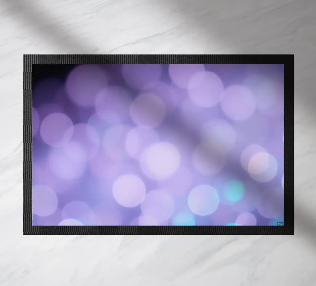 Sfondo bokeh con luci soffuse viola e blu zerbino da DesignDoodle