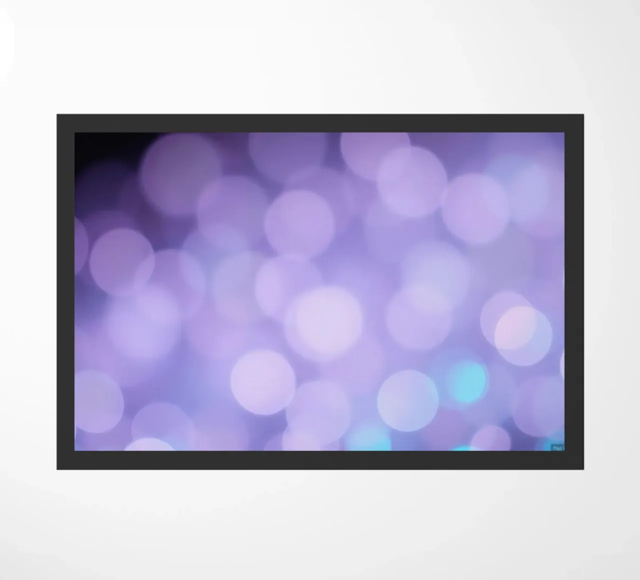 Sfondo bokeh con luci soffuse viola e blu zerbino da DesignDoodle