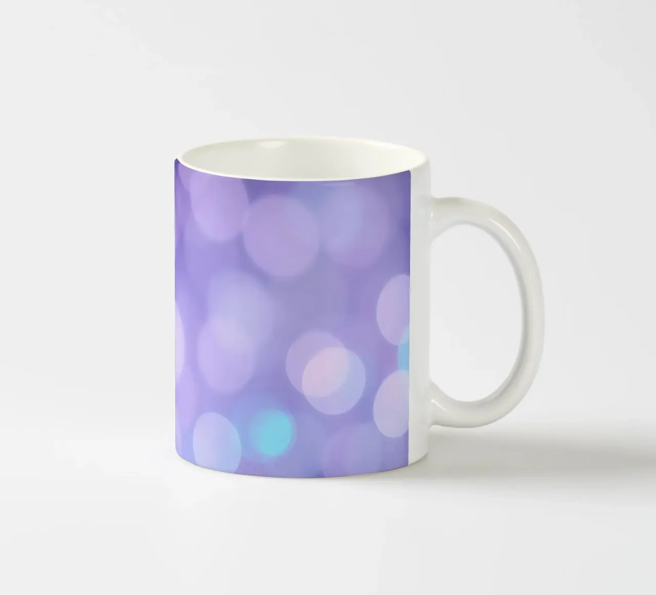 Bokeh-Hintergrund mit weichen lila und blauen Lichtern Keramik Tasse von DesignDoodle