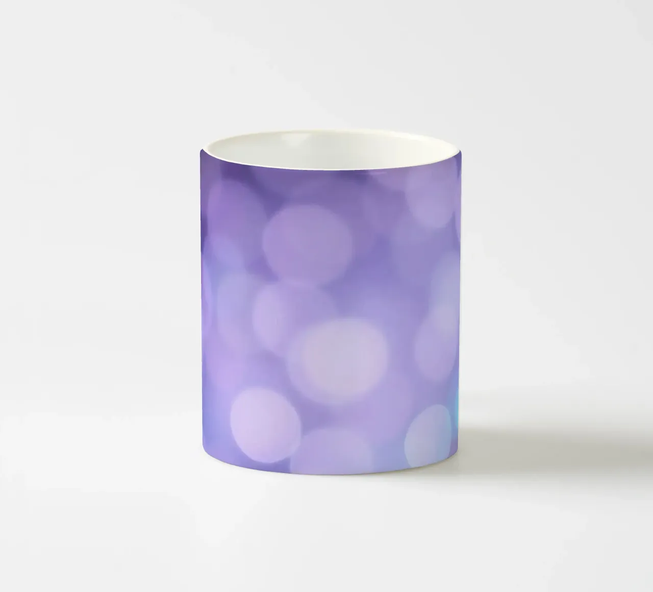 Bokeh-Hintergrund mit weichen lila und blauen Lichtern Keramik Tasse von DesignDoodle