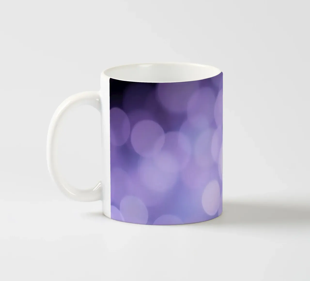 Bokeh-Hintergrund mit weichen lila und blauen Lichtern Keramik Tasse von DesignDoodle