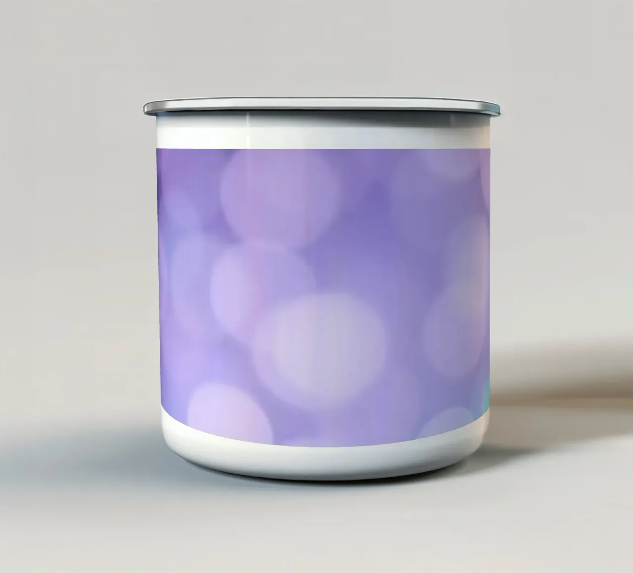 arrière-plan bokeh avec des lumières douces violettes et bleues mug en émail de DesignDoodle