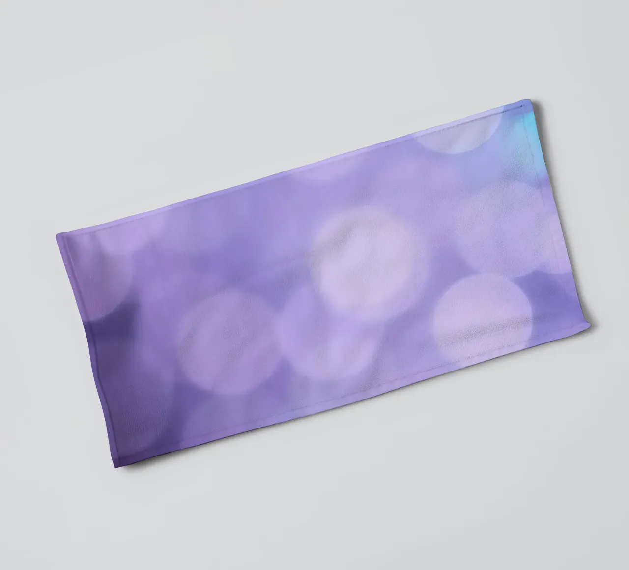 Sfondo bokeh con luci soffuse viola e blu asciugamano da bagno da DesignDoodle