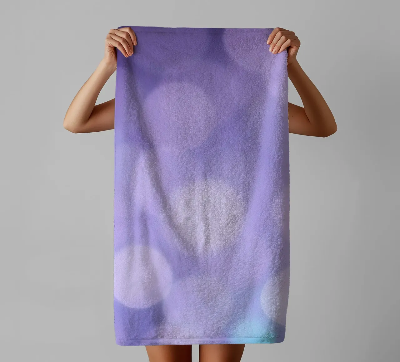 Sfondo bokeh con luci soffuse viola e blu asciugamano da bagno da DesignDoodle