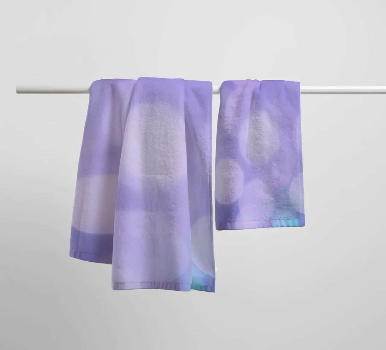 Sfondo bokeh con luci soffuse viola e blu asciugamano da bagno da DesignDoodle