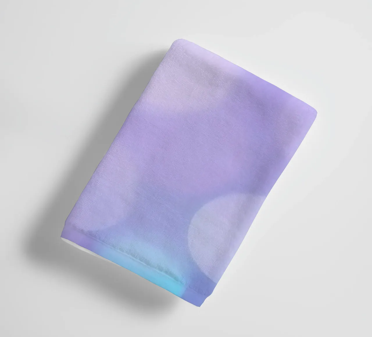 Sfondo bokeh con luci soffuse viola e blu asciugamano da bagno da DesignDoodle