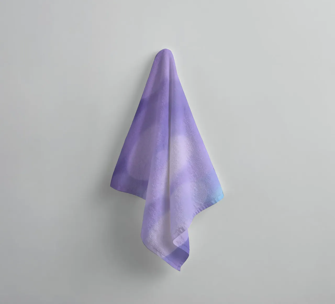 bokeh achtergrond met zachte paarse en blauwe lichten badhanddoek van DesignDoodle