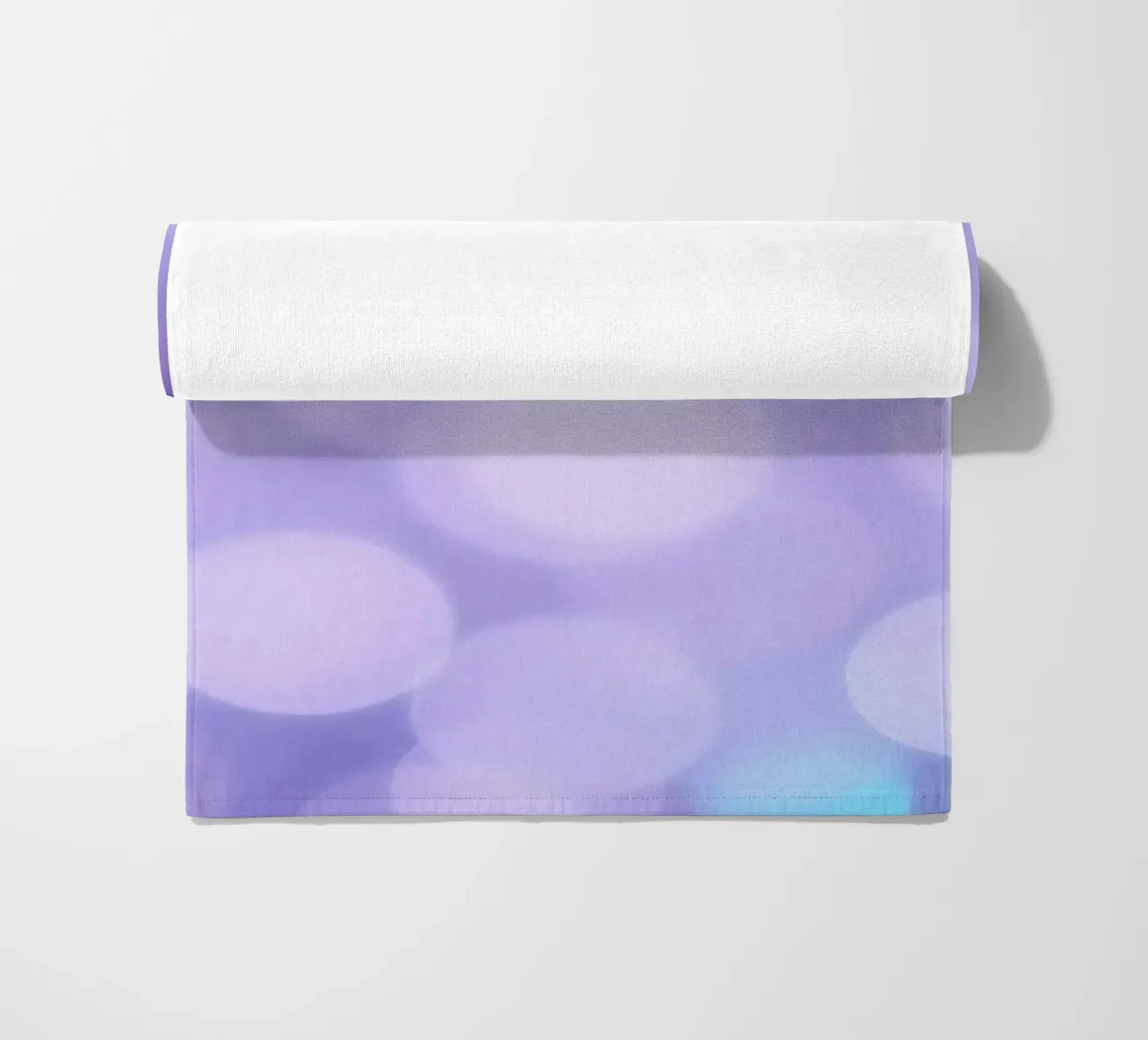 Sfondo bokeh con luci soffuse viola e blu telo mare da DesignDoodle