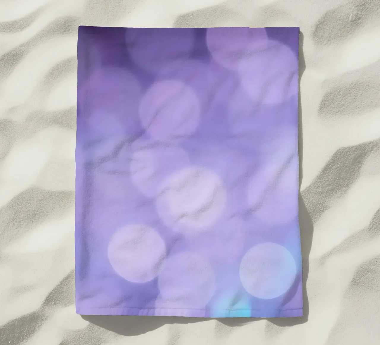 Sfondo bokeh con luci soffuse viola e blu telo mare da DesignDoodle