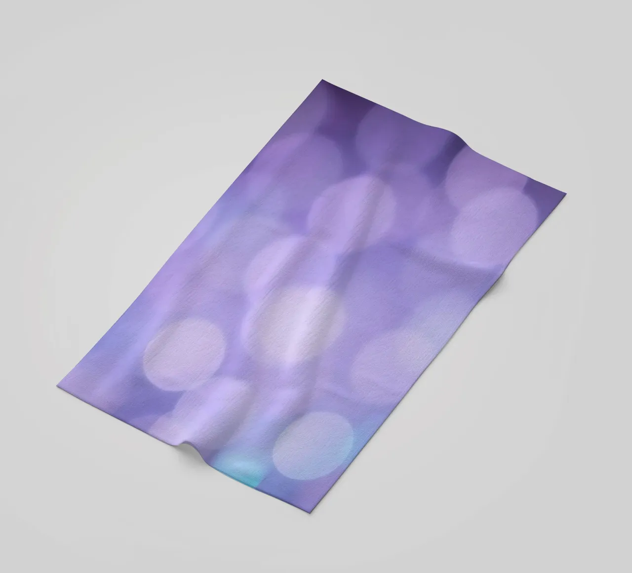 Sfondo bokeh con luci soffuse viola e blu telo mare da DesignDoodle