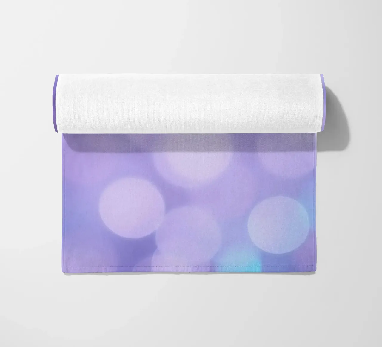 Sfondo bokeh con luci soffuse viola e blu telo mare da DesignDoodle