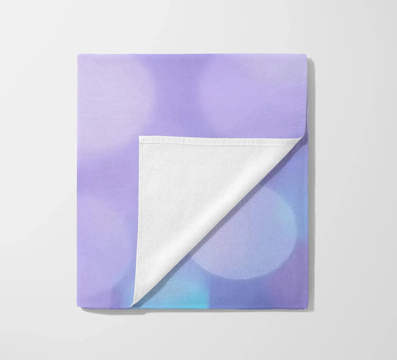 Bokeh-Hintergrund mit weichen lila und blauen Lichtern Strandtuch von DesignDoodle