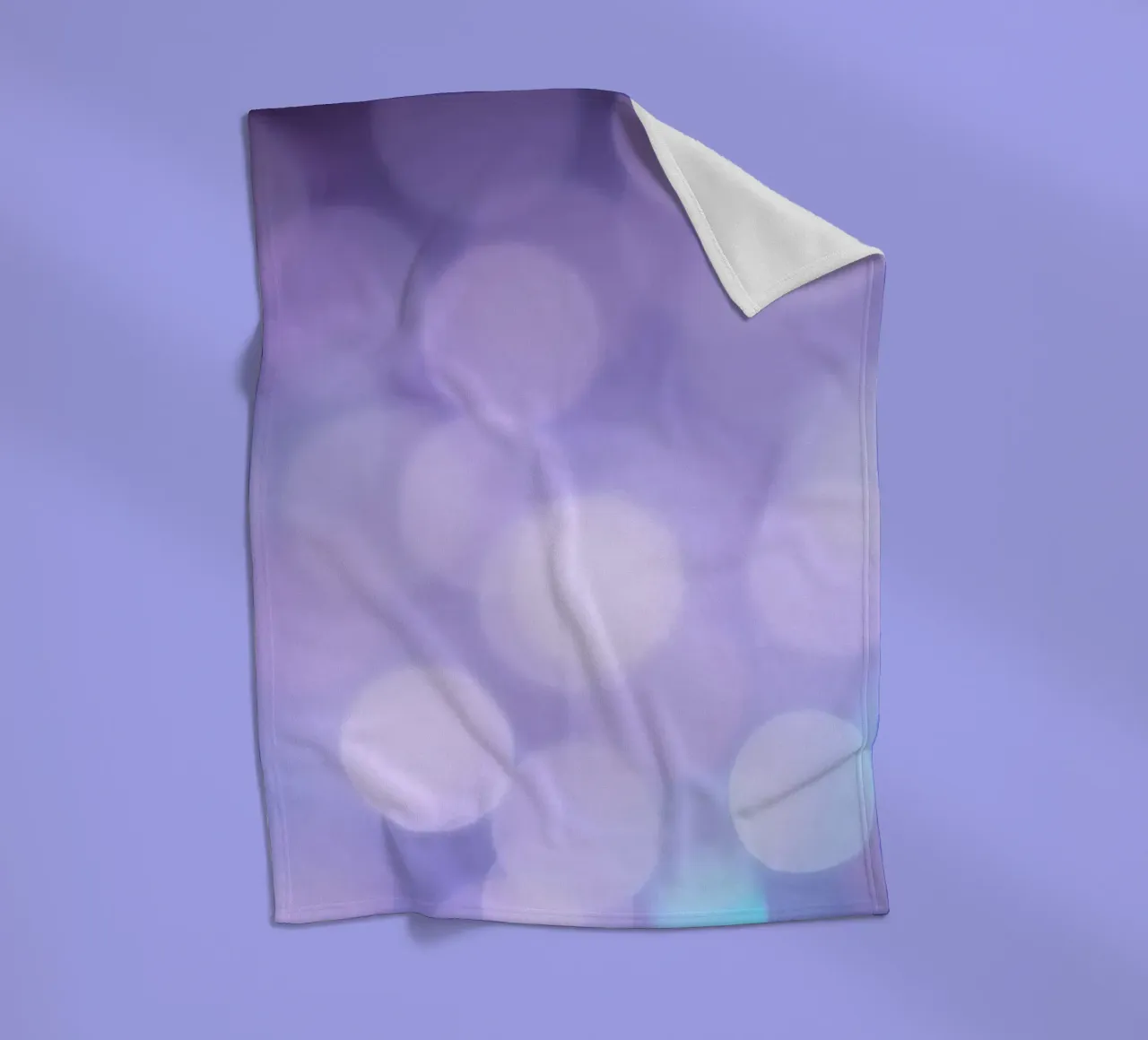 Sfondo bokeh con luci soffuse viola e blu coperta in pile da DesignDoodle