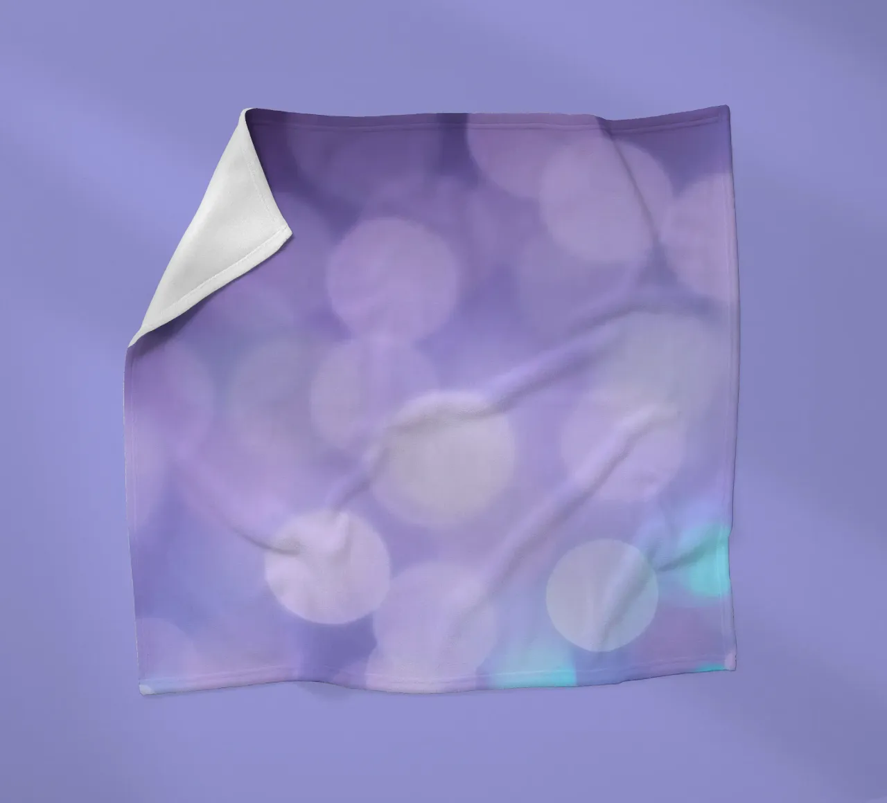 Sfondo bokeh con luci soffuse viola e blu coperta in pile da DesignDoodle