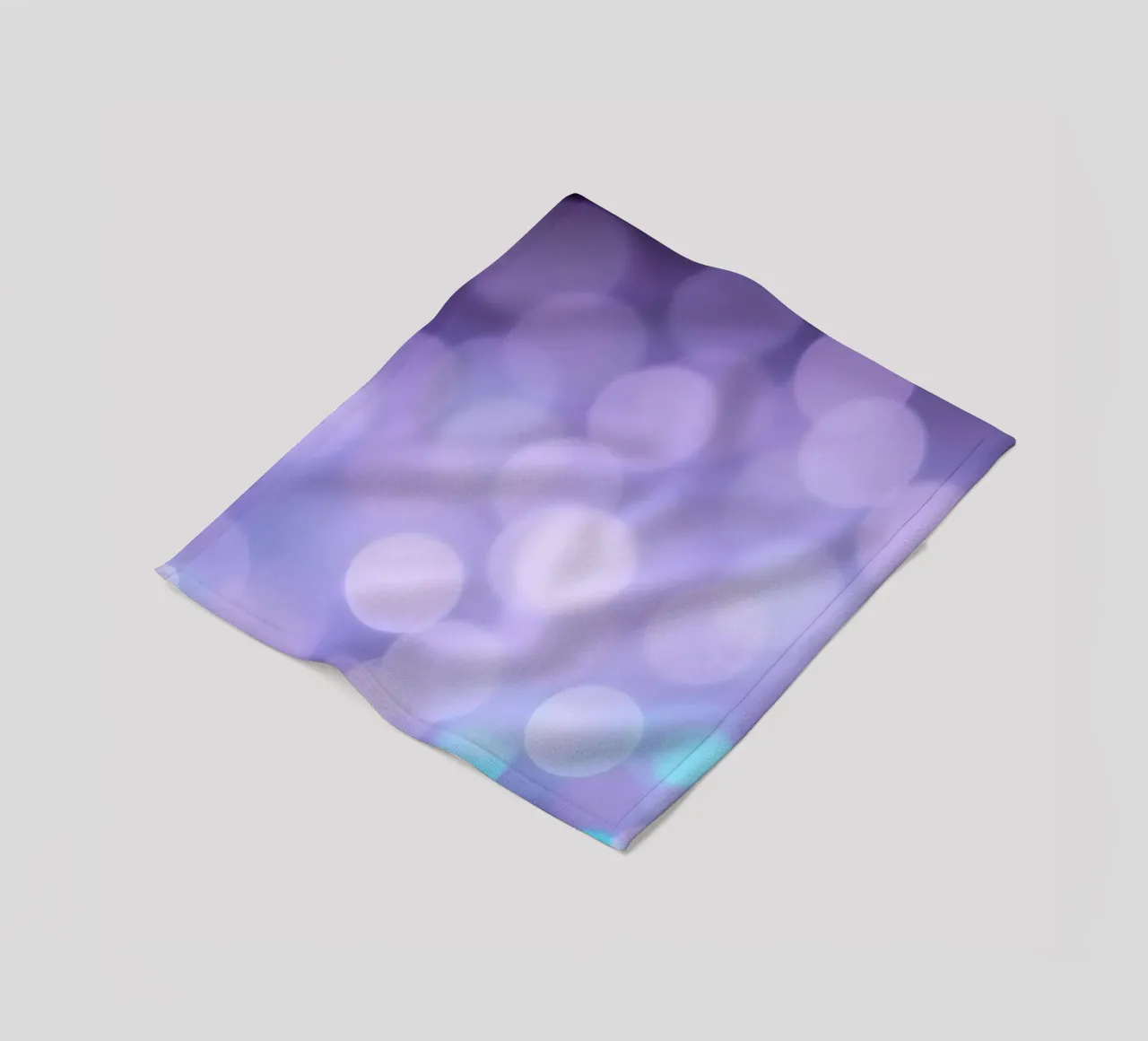Sfondo bokeh con luci soffuse viola e blu coperta in pile da DesignDoodle