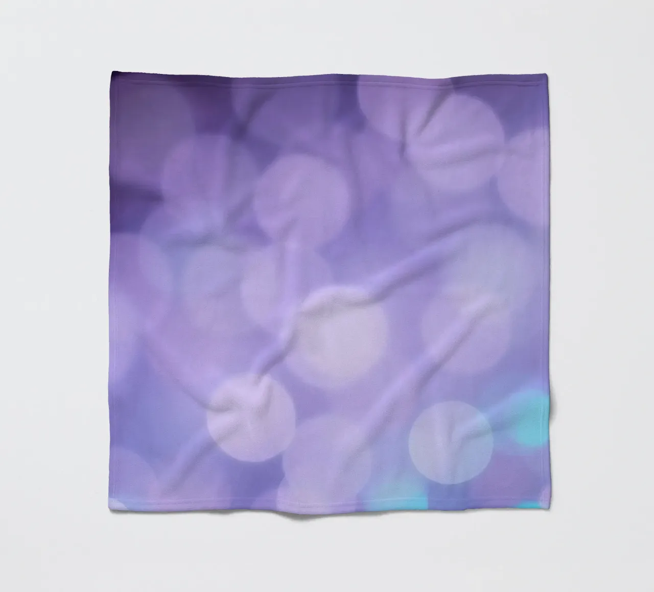 Sfondo bokeh con luci soffuse viola e blu coperta in pile da DesignDoodle