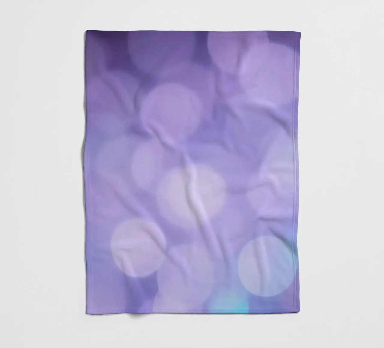Sfondo bokeh con luci soffuse viola e blu coperta in pile da DesignDoodle