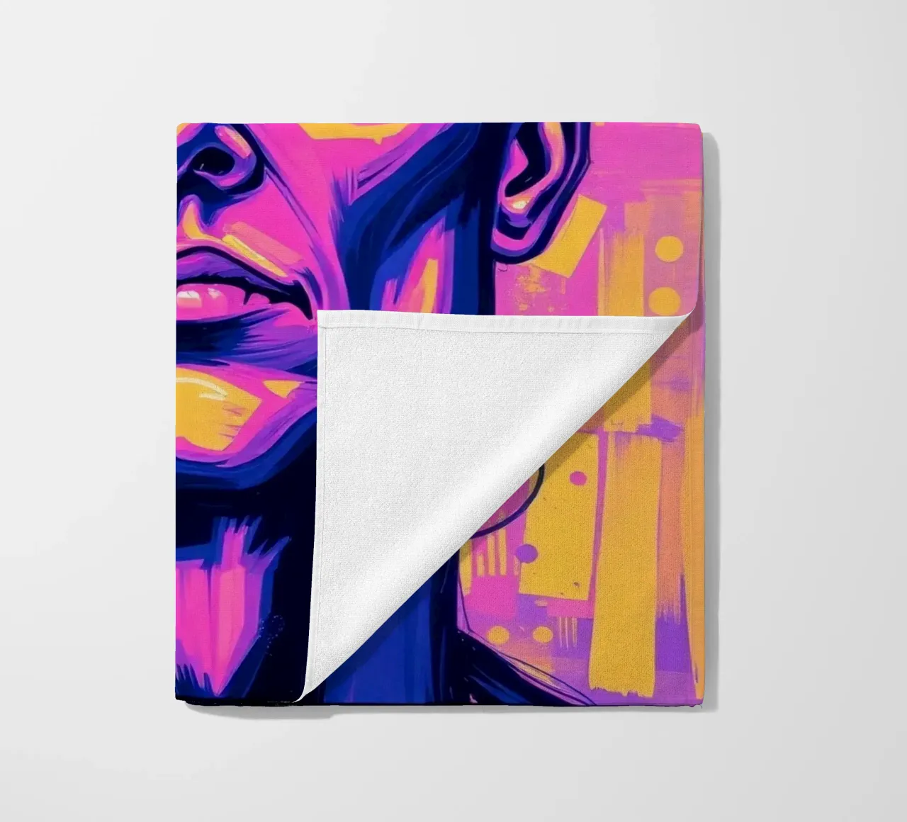homme sur fond coloré mettant en valeur l'expression artistique serviette de plage de DesignDoodle