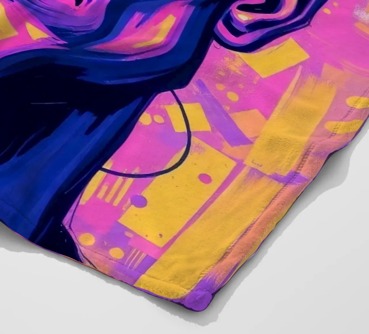 homme sur fond coloré mettant en valeur l'expression artistique plaid polaire de DesignDoodle