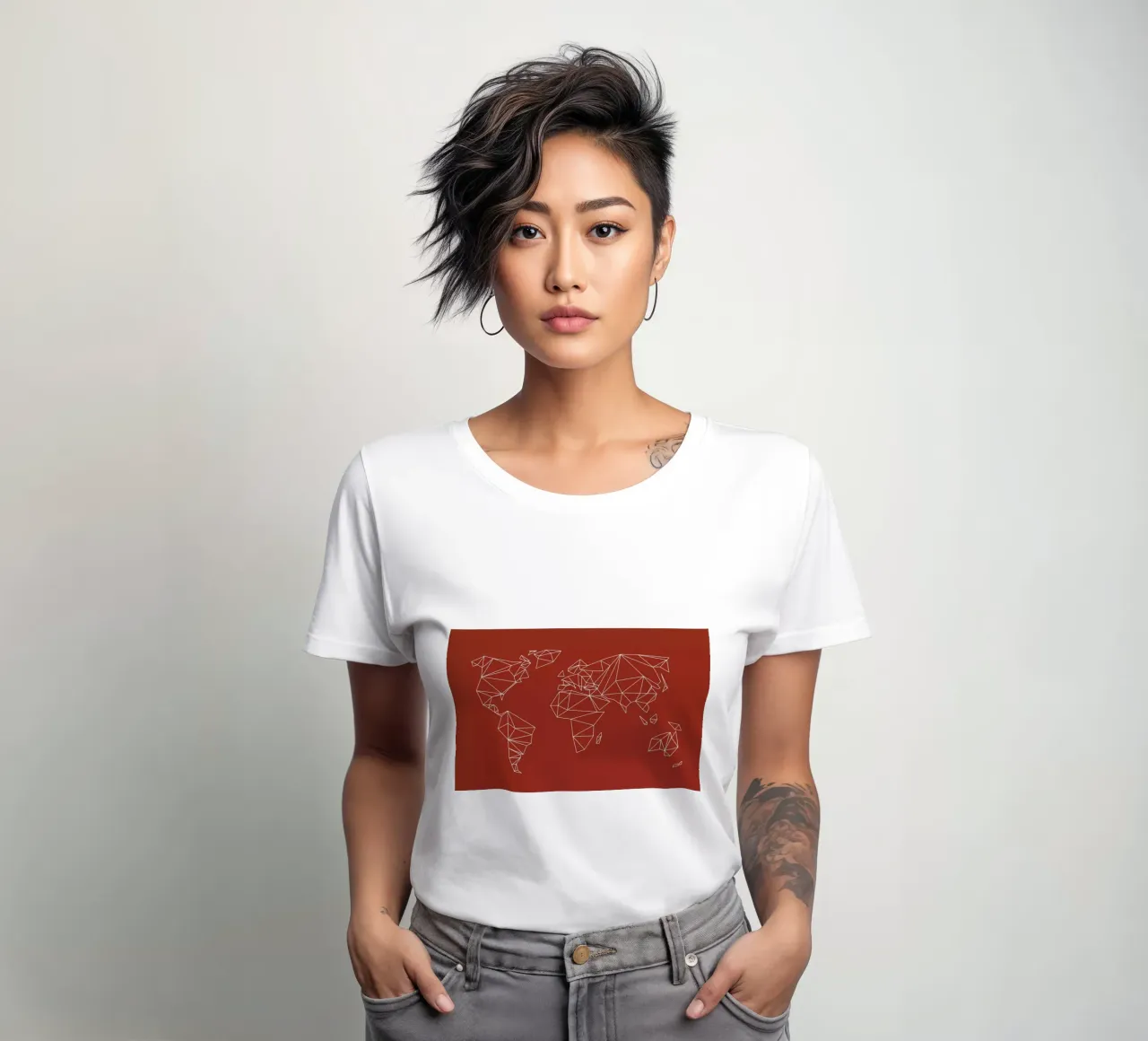 Geometrical World Map - Earthy Red Terracotta camiseta de mujer de Studio Nahili