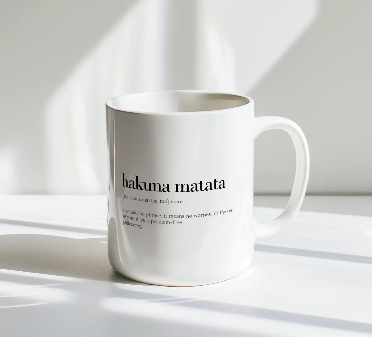 Hakuna Matata – No Worries Quote Typography Design tazza in ceramica da Attaboy Dsgn