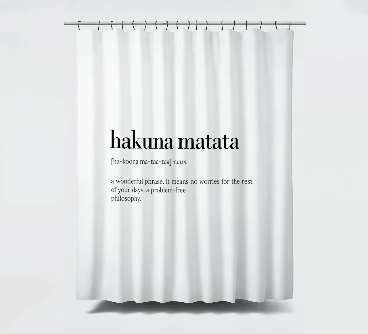 Hakuna Matata – No Worries Quote Typography Design Duschvorhang von Attaboy Dsgn