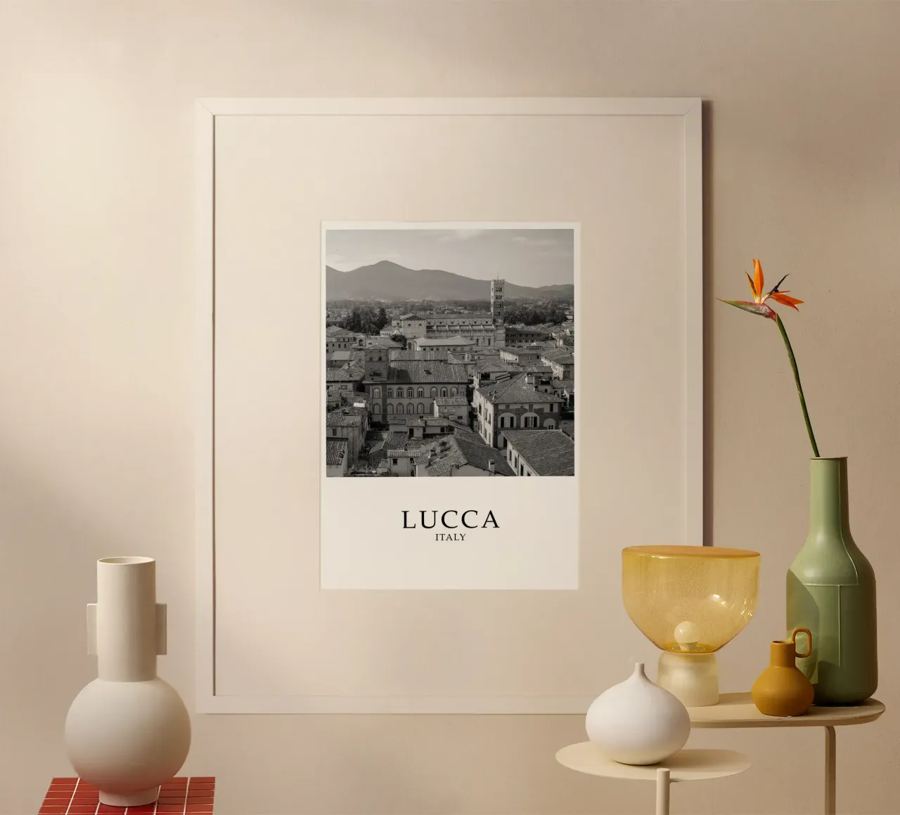 Lucca Toscana Italia Scena Skyline Scala di grigi poster con telaio in plastica da Charnwood Prints