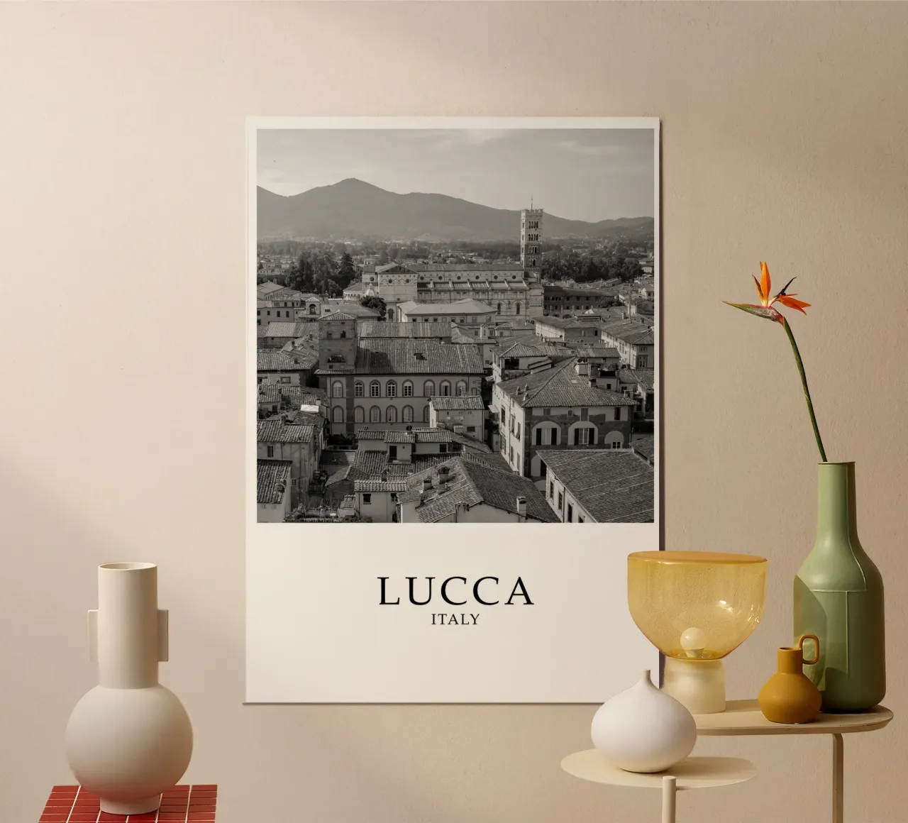 Lucca Toscana Italia Scena Skyline Scala di grigi poster con telaio in plastica da Charnwood Prints
