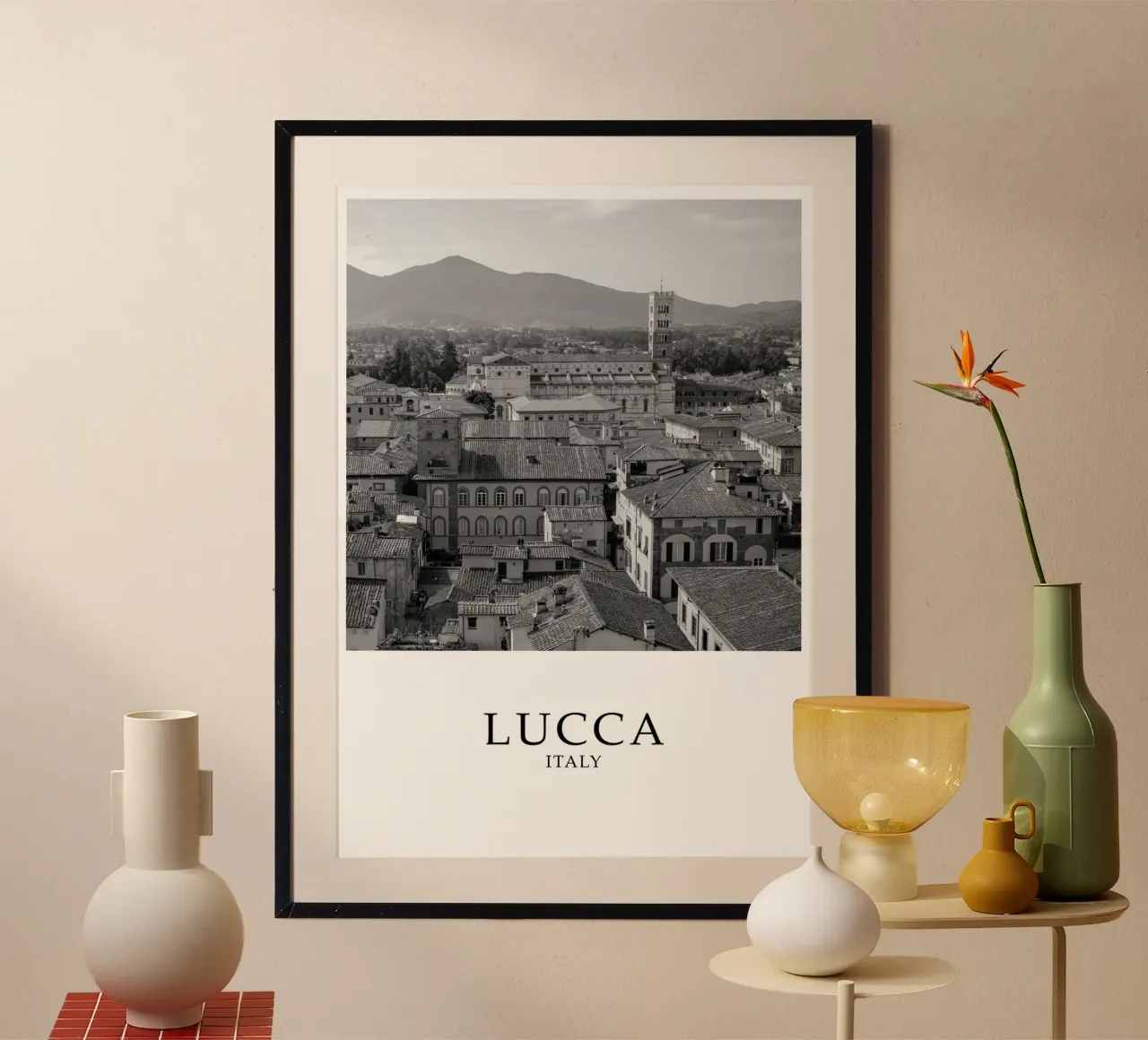 Lucca Toscana Italia Scena Skyline Scala di grigi poster con telaio in plastica da Charnwood Prints