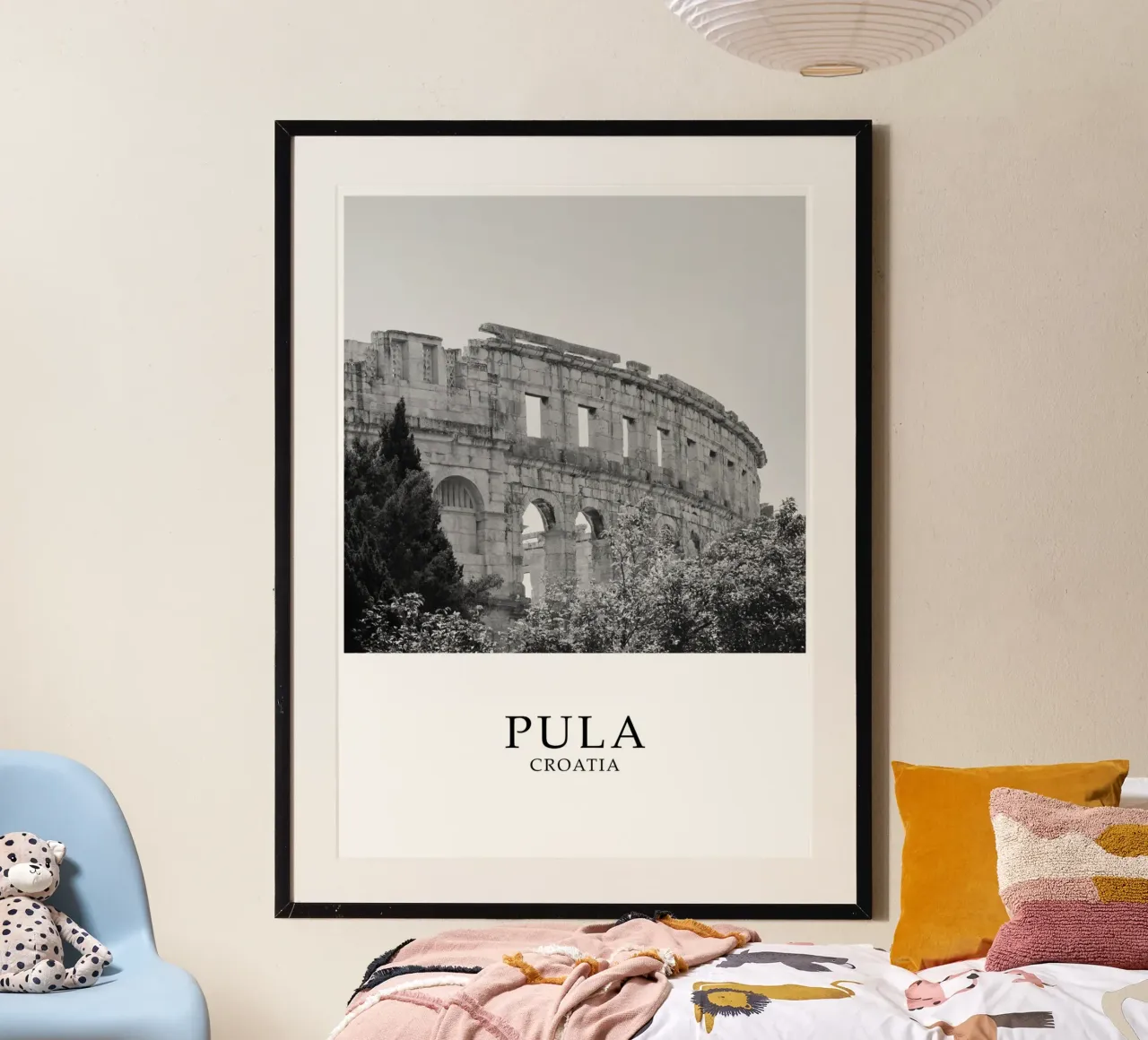 Pola Istria Croazia Scena dell'anfiteatro Scala di grigi poster con telaio in legno da Charnwood Prints