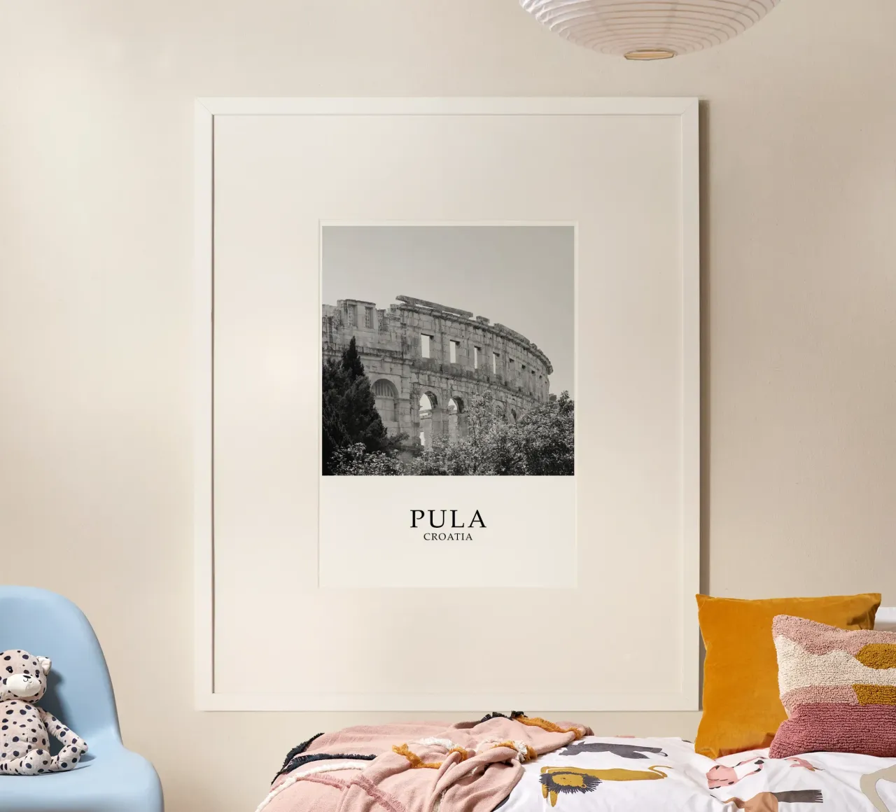 Pola Istria Croazia Scena dell'anfiteatro Scala di grigi poster con telaio in legno da Charnwood Prints