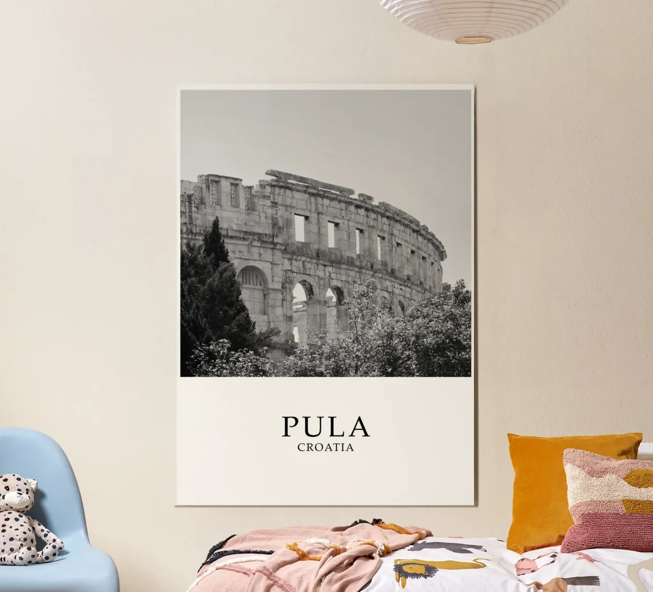 Pola Istria Croazia Scena dell'anfiteatro Scala di grigi poster con telaio in legno da Charnwood Prints