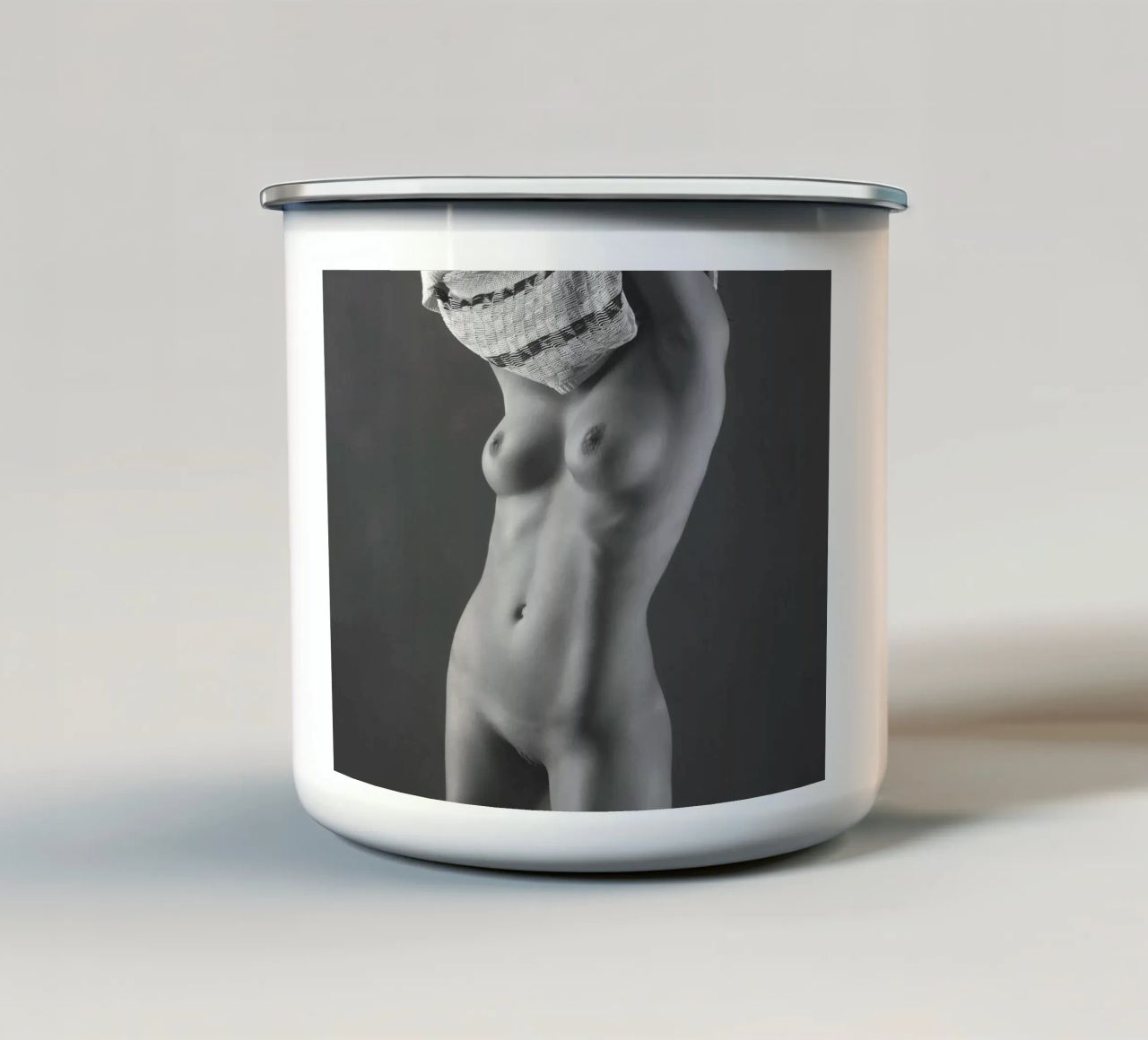 Laura Stripping Mono tazza in smalto da Dave Hare Photography