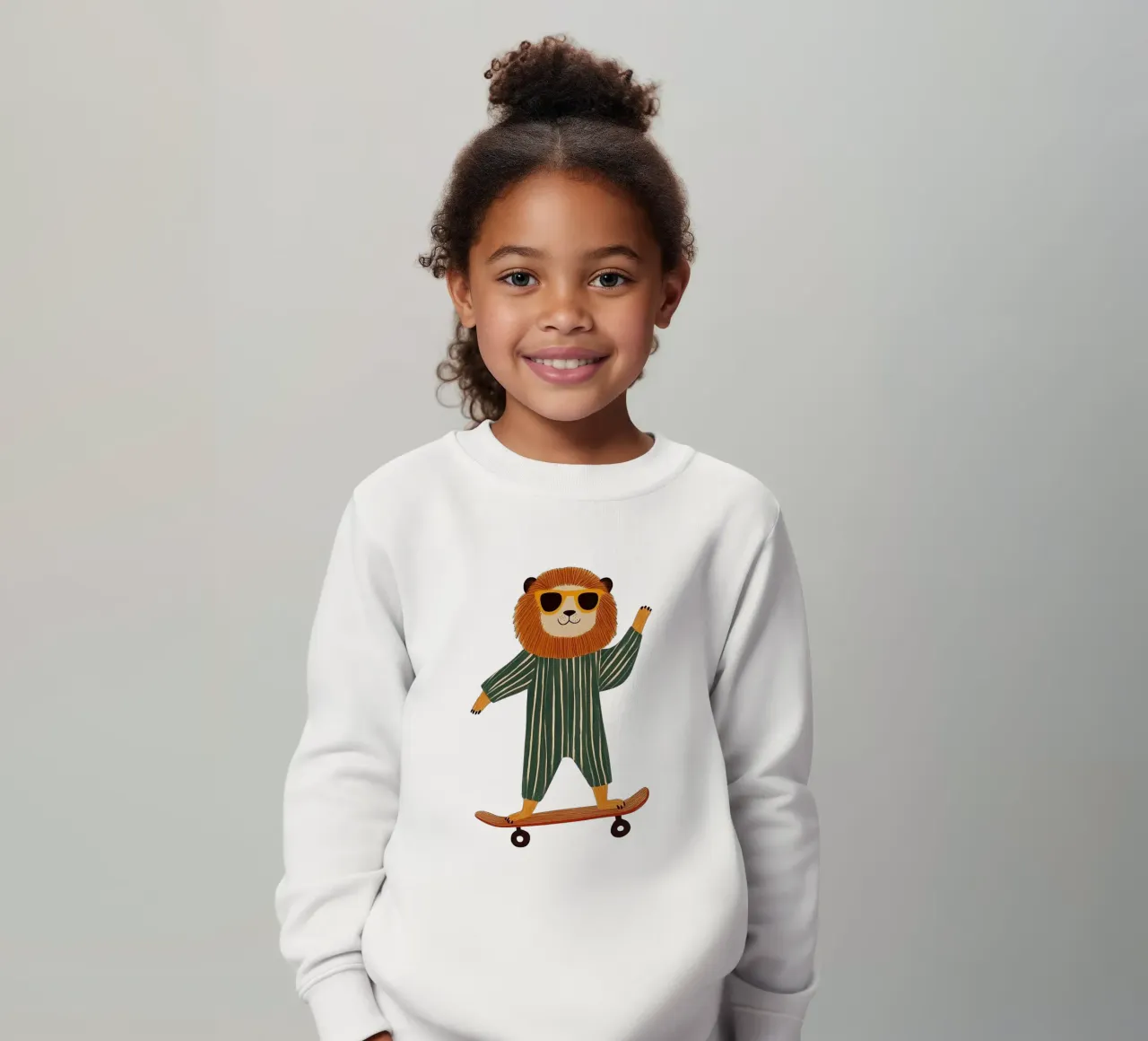 Löwe auf Skateboard Kinder Sweatshirt von HookASmile