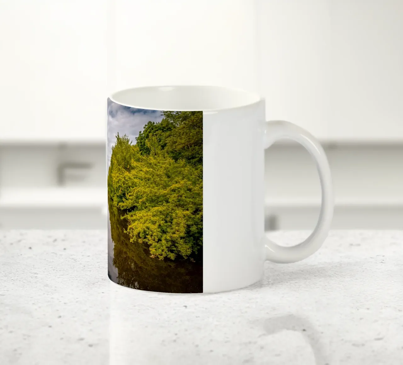 Vista del fiume Saale con i riflessi degli alberi sulla riva tazza in ceramica da Marcus Beckert | Fotografie