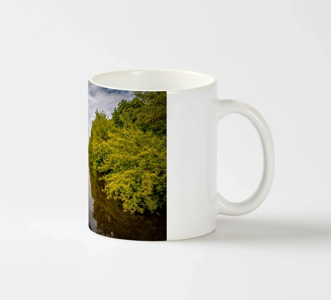 Vista del fiume Saale con i riflessi degli alberi sulla riva tazza in ceramica da Marcus Beckert | Fotografie