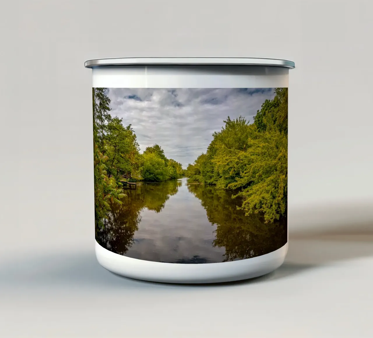 Vista del fiume Saale con i riflessi degli alberi sulla riva tazza in smalto da Marcus Beckert | Fotografie