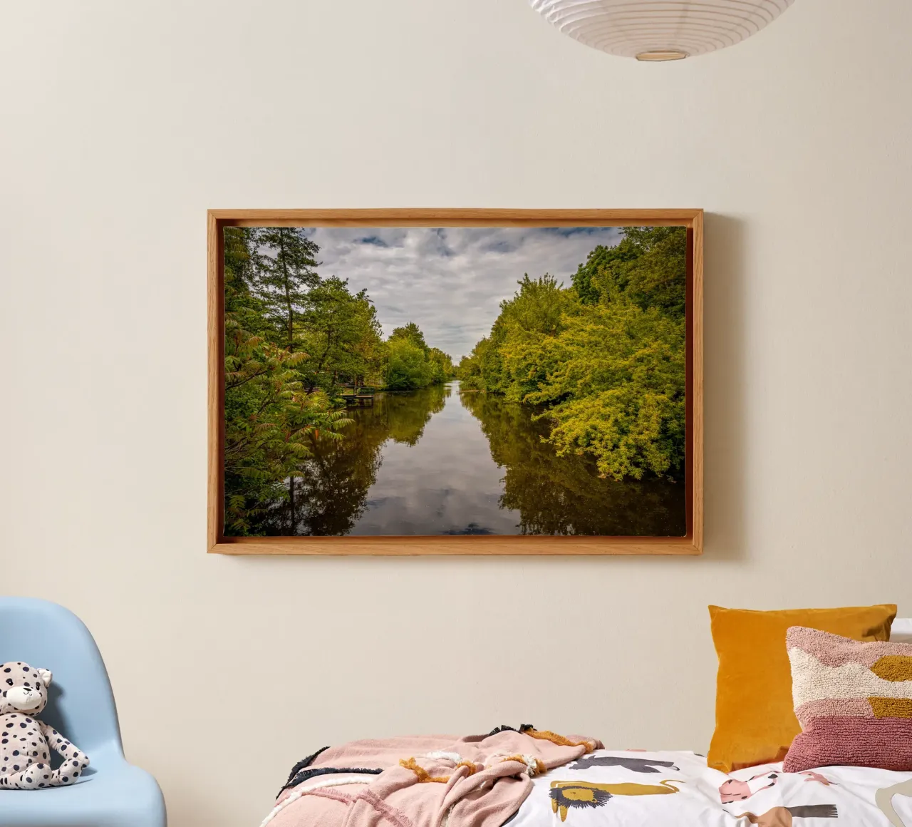 Vista del fiume Saale con i riflessi degli alberi sulla riva tela con Cornice a cassetta da Marcus Beckert | Fotografie