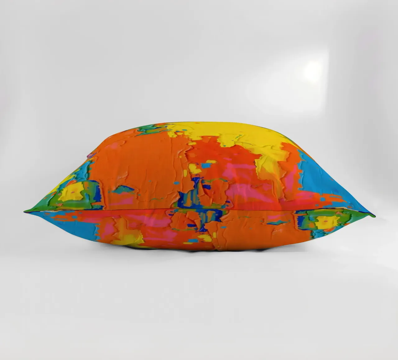 pittura astratta con colori vivaci e texture a macchia d'olio cuscino da DesignDoodle