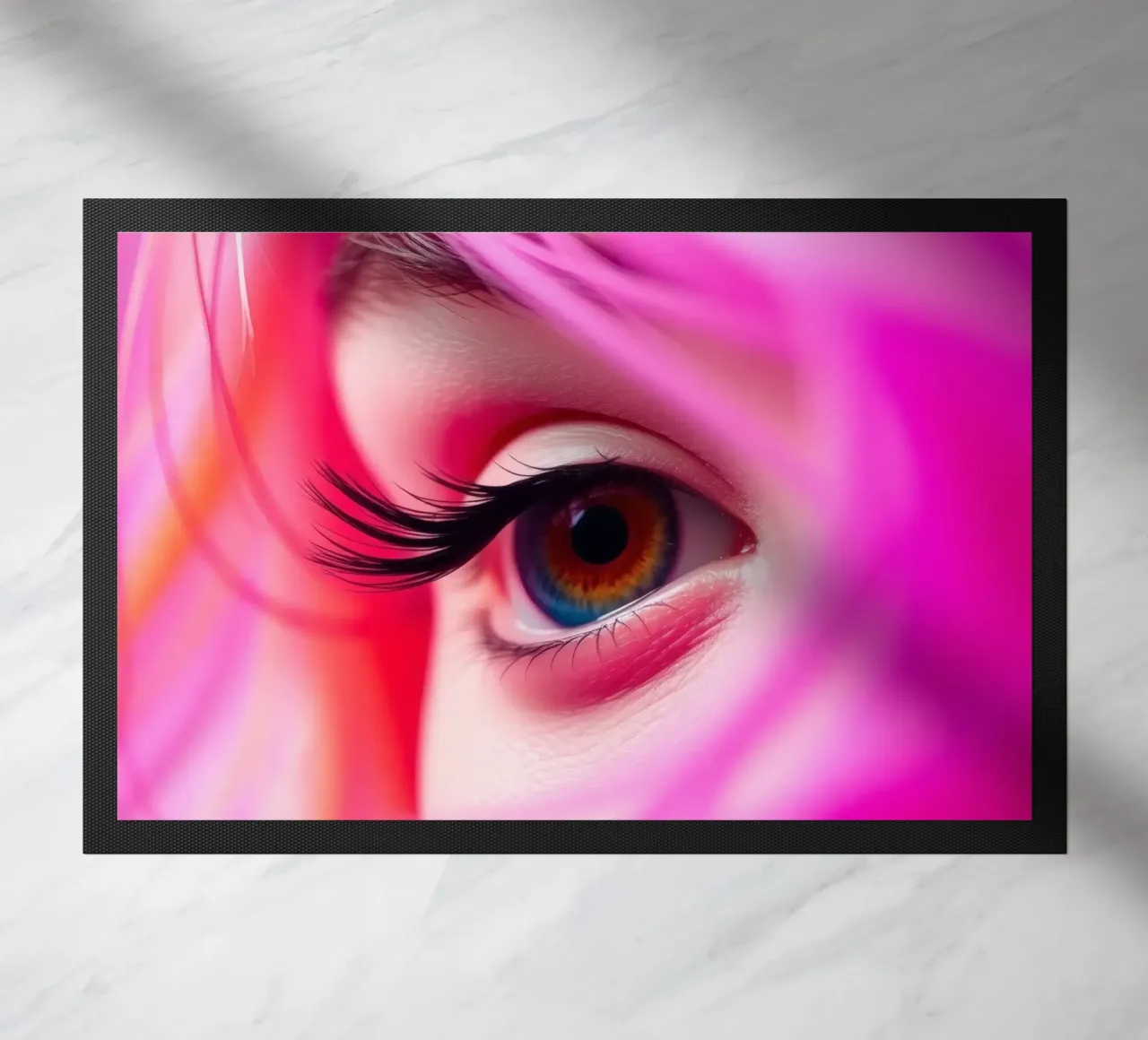 primer plano de un ojo con maquillaje colorido y pelo rosa felpudo de DesignDoodle