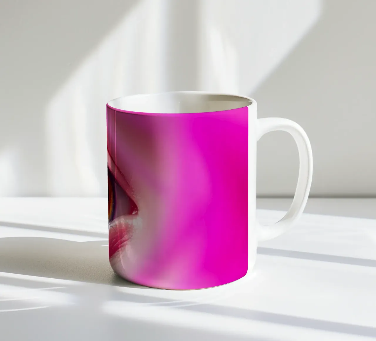 primo piano di un occhio con trucco colorato e capelli rosa tazza in ceramica da DesignDoodle
