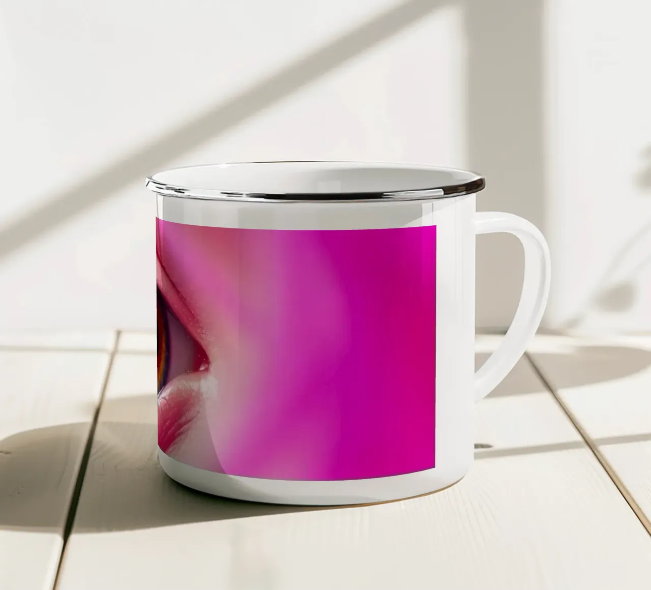 primo piano di un occhio con trucco colorato e capelli rosa tazza in smalto da DesignDoodle