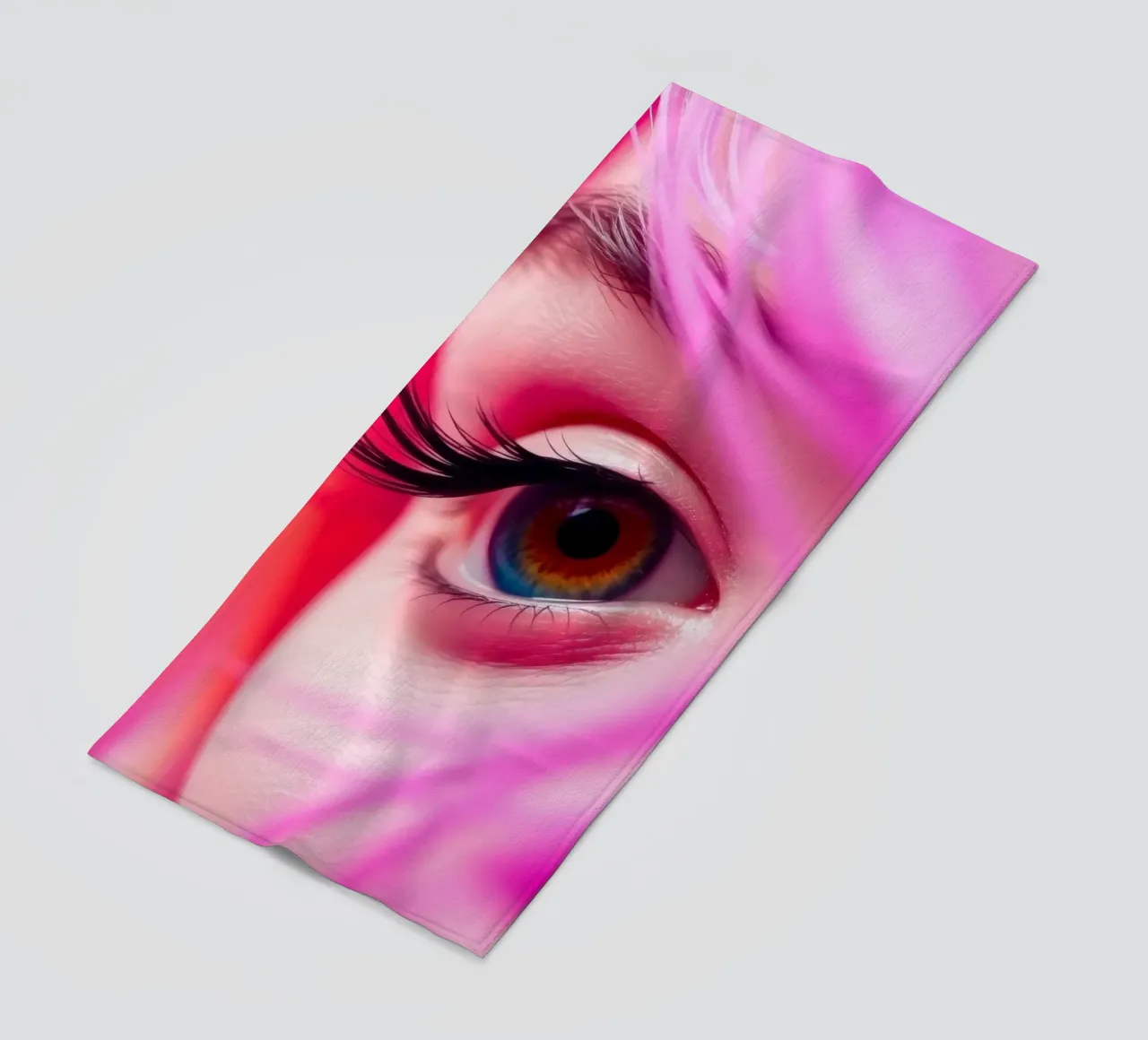 primo piano di un occhio con trucco colorato e capelli rosa telo mare da DesignDoodle