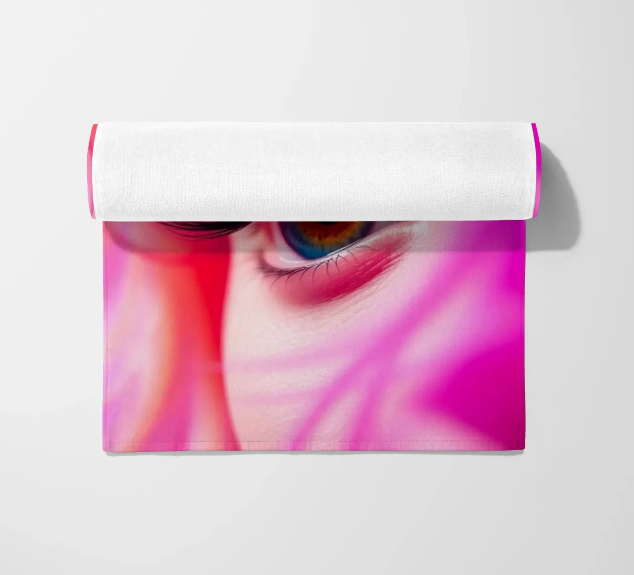 primo piano di un occhio con trucco colorato e capelli rosa telo mare da DesignDoodle