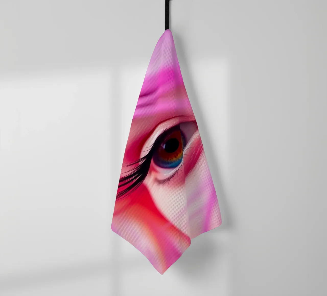 close-up van een oog met kleurrijke make-up en roze haar theedoek van DesignDoodle