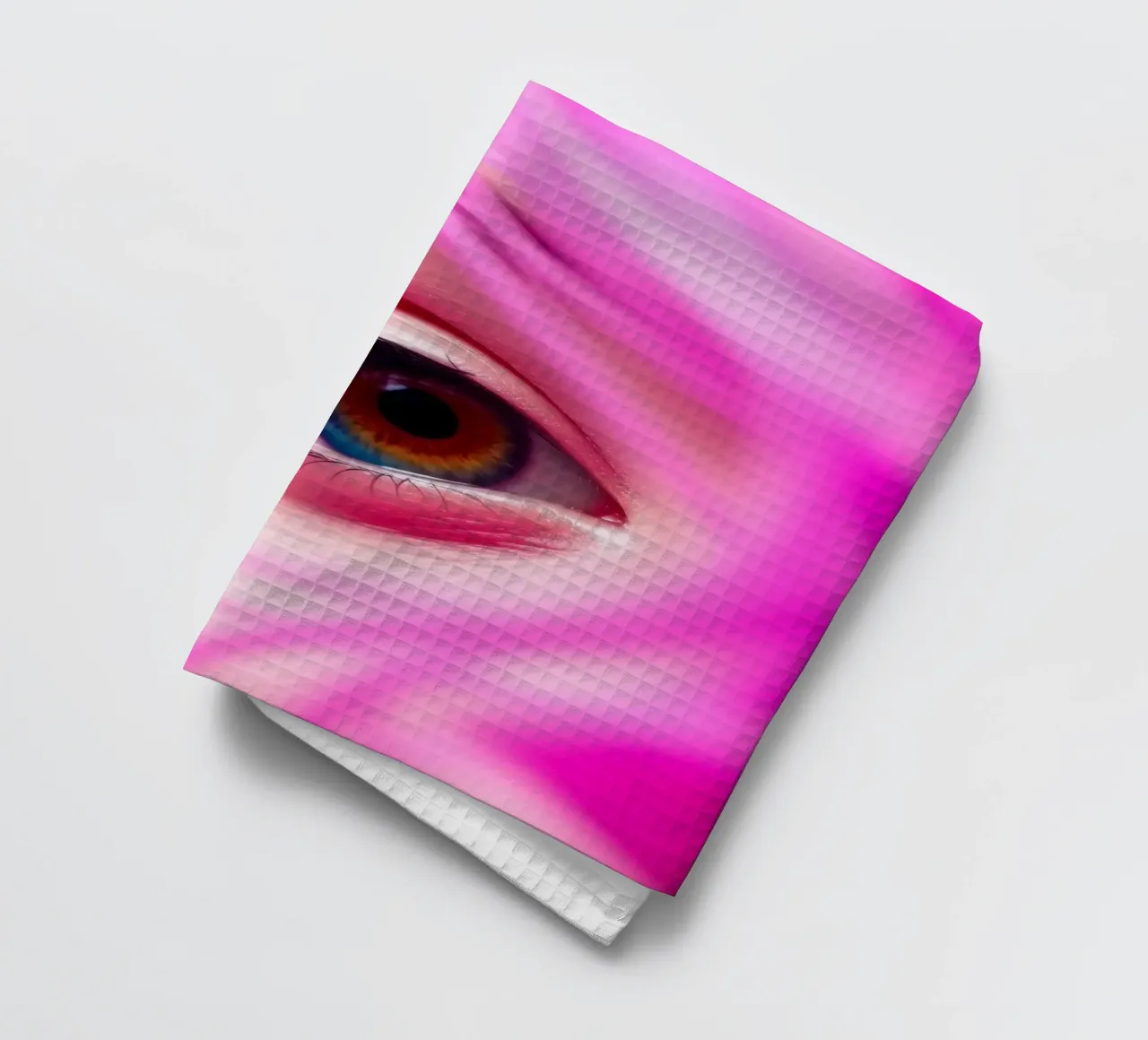 close-up van een oog met kleurrijke make-up en roze haar theedoek van DesignDoodle